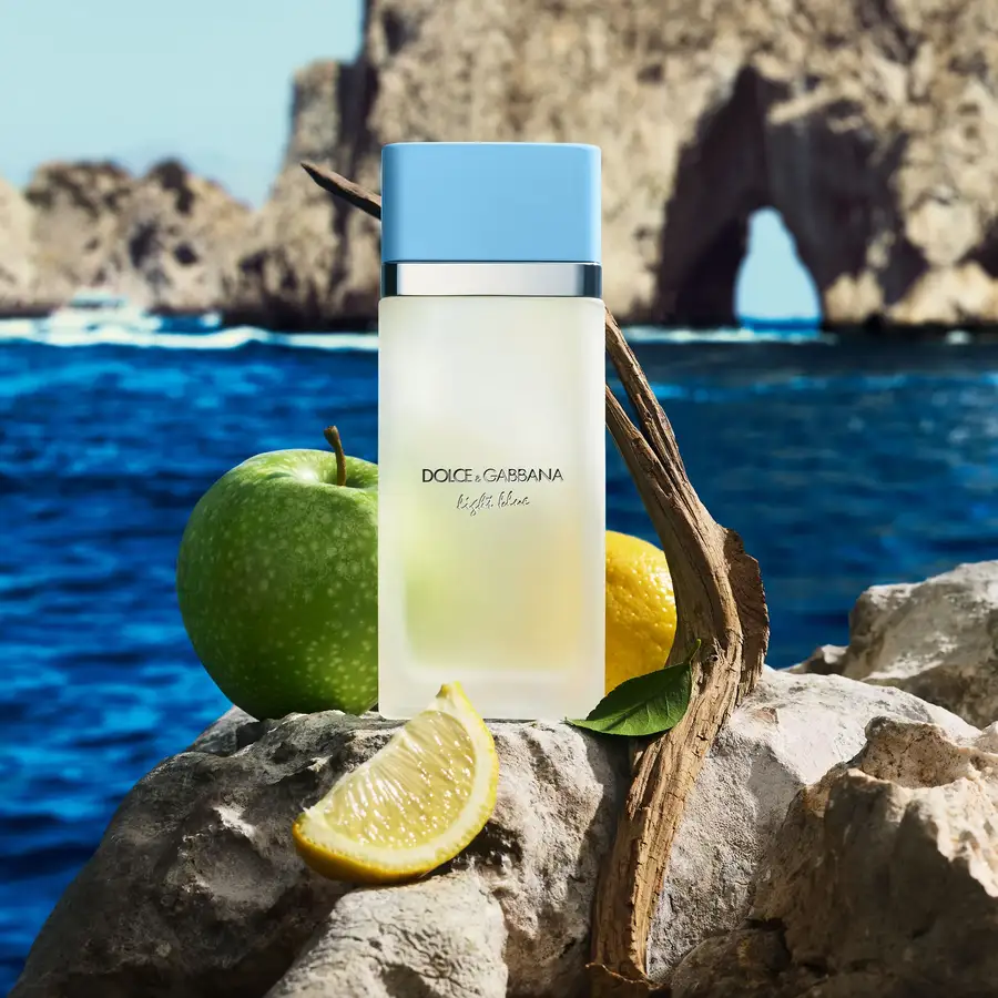 Dolce e Gabbana Light Blue donna con mela verde, limone e mare di Capri