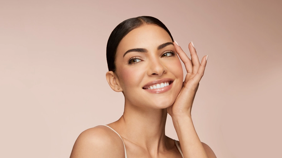 Donna con make-up naturale realizzato con BB cream