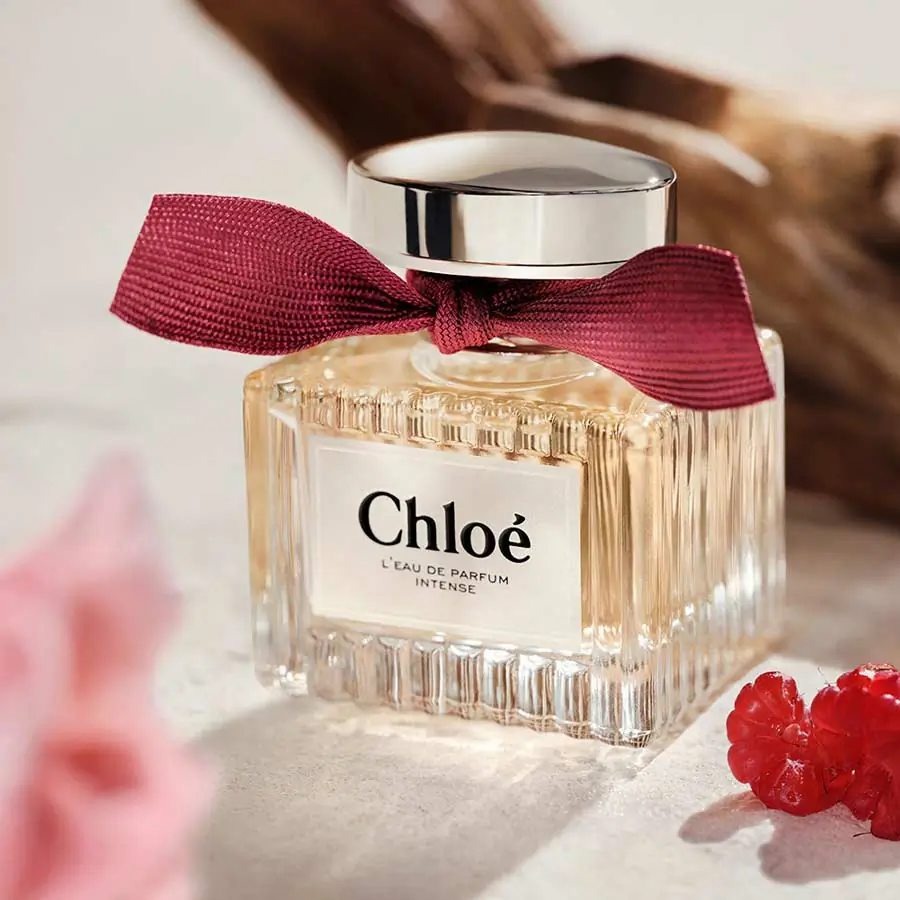 Profumo Chloé L’Eau de Parfum Intense con fiocco bordeaux e lamponi