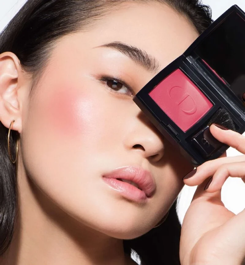 Modella con Dior Rouge Blush rosa applicato sulle guance