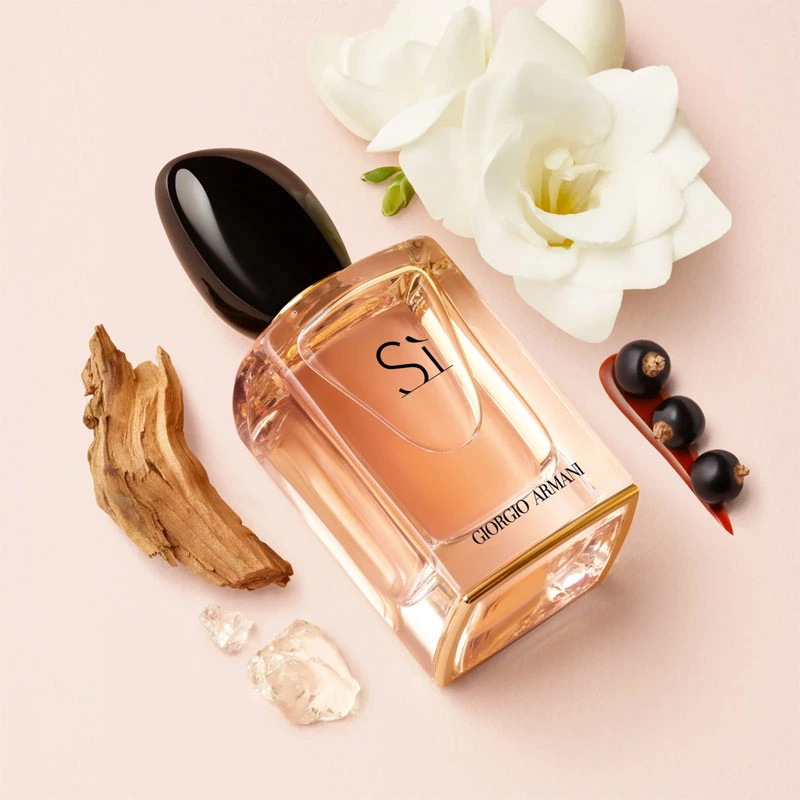 Flacone di Sì Parfum Armani con rosa, vaniglia e ribes nero