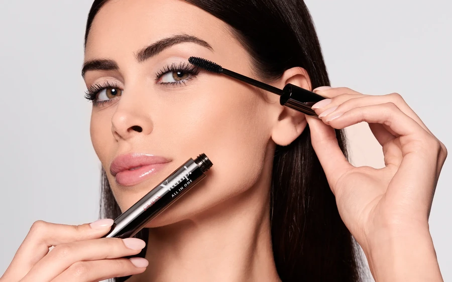 Donna applica Pupa Vamp Mascara come idea per un cofanetto regalo make-up