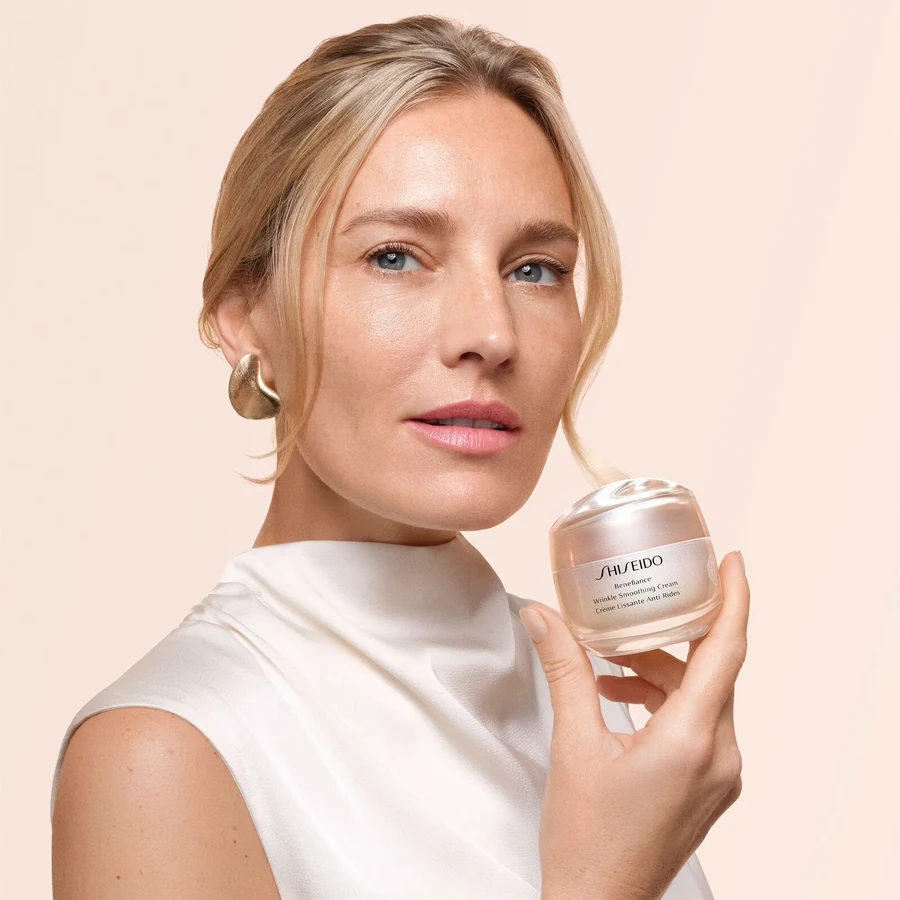 Donna con crema viso antirughe Shiseido Benefiance