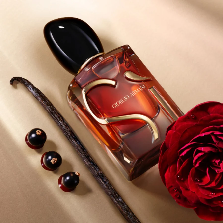 Flacone Profumo Armani Sì Eau de con fiori e ribes nero