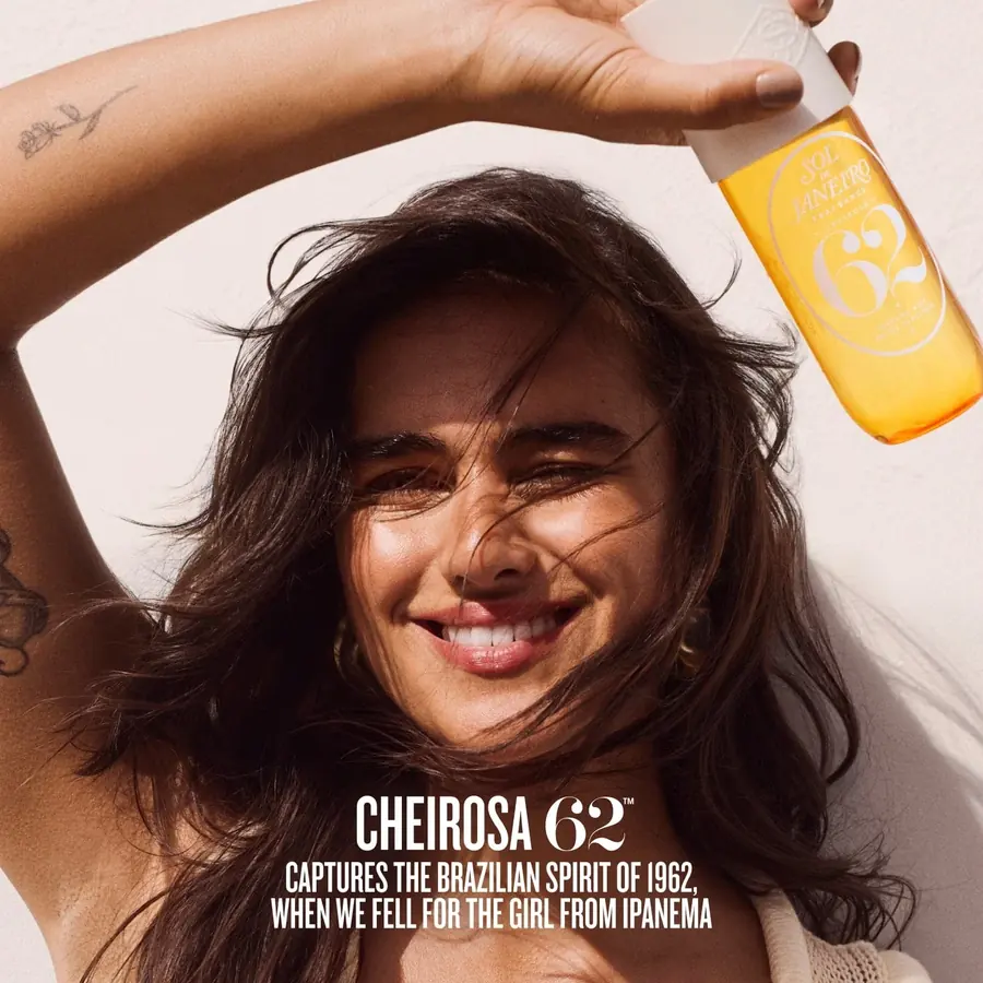 Donna con Sol de Janeiro Cheirosa 62 body mist per corpo e capelli