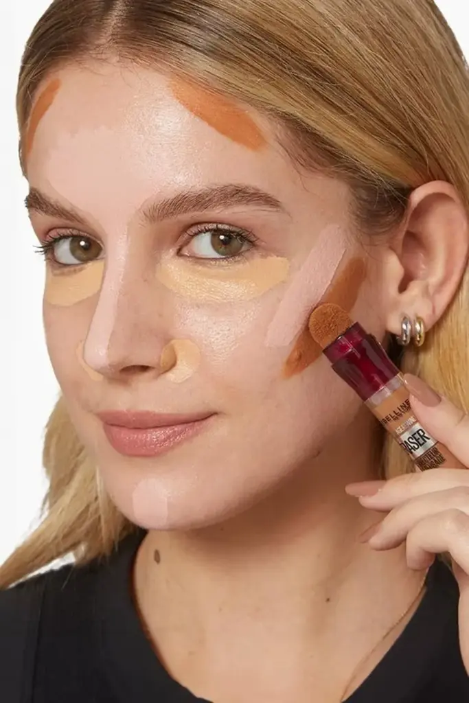 Applicazione del correttore Maybelline sul viso e nella zona delle occhiaie