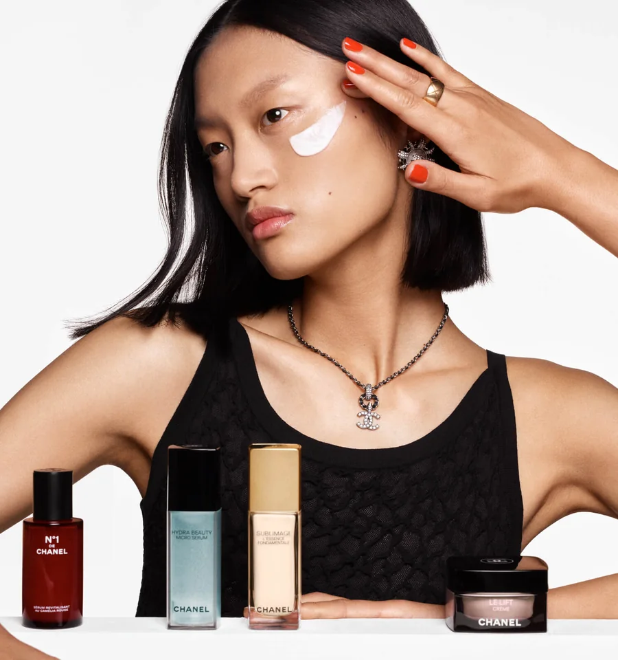Modella Chanel durante un trattamento skincare viso