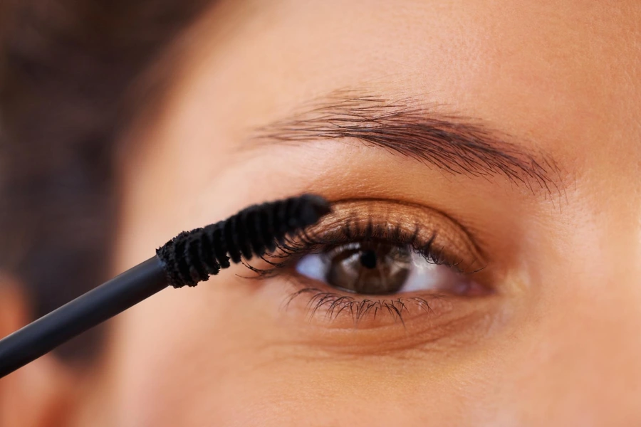 Ciglia in primo piano durante l'applicazione del mascara