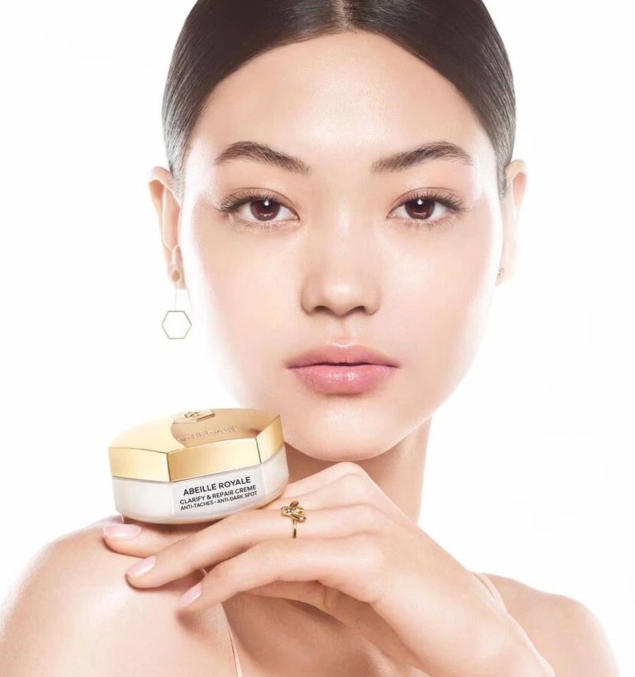 Crema antimacchie viso Guerlain Abeille Royale Clarify & Repair con modella