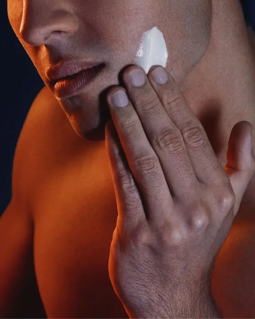 Uomo applica il balsamo dopobarba Dior Sauvage dopo la rasatura