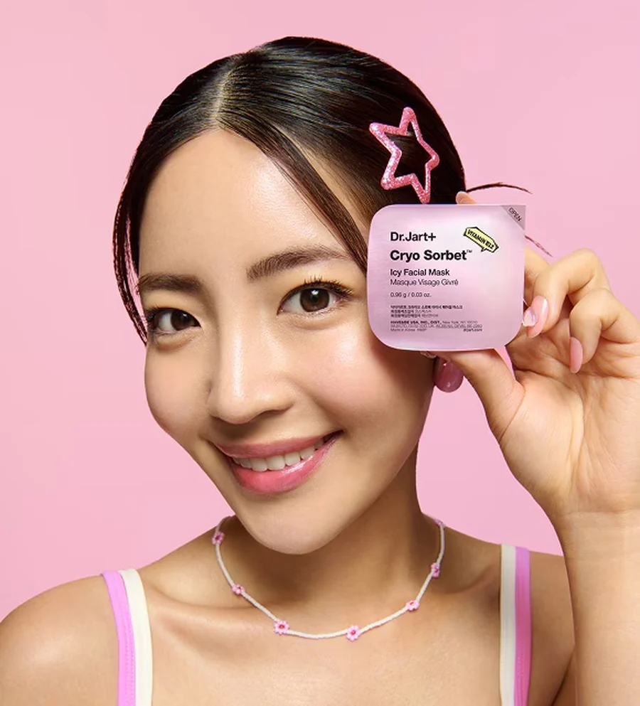 Modella con maschera viso coreana Dr.Jart+ Cryo Sorbet