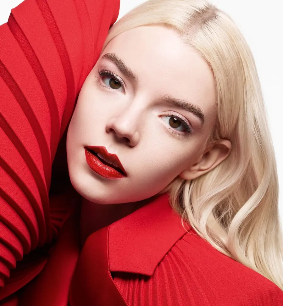 Modella con rossetto rosso Dior dal finish satinato