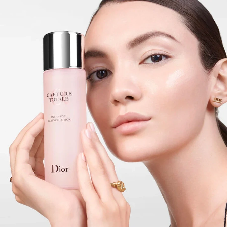 Dior Capture Lotion Essence Intense applicata nella skincare viso