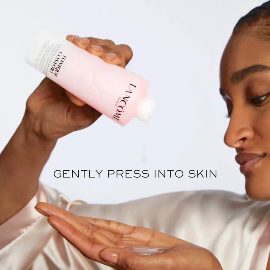 Applicazione del tonico viso Lancôme Tonique Confort sulle mani